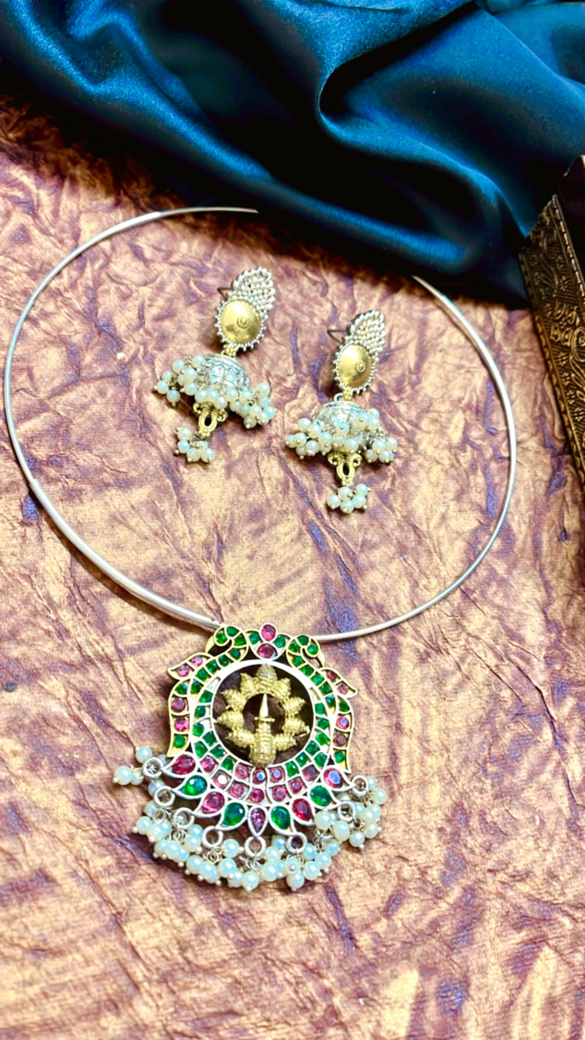 Agistha Silver Neckpiece Set