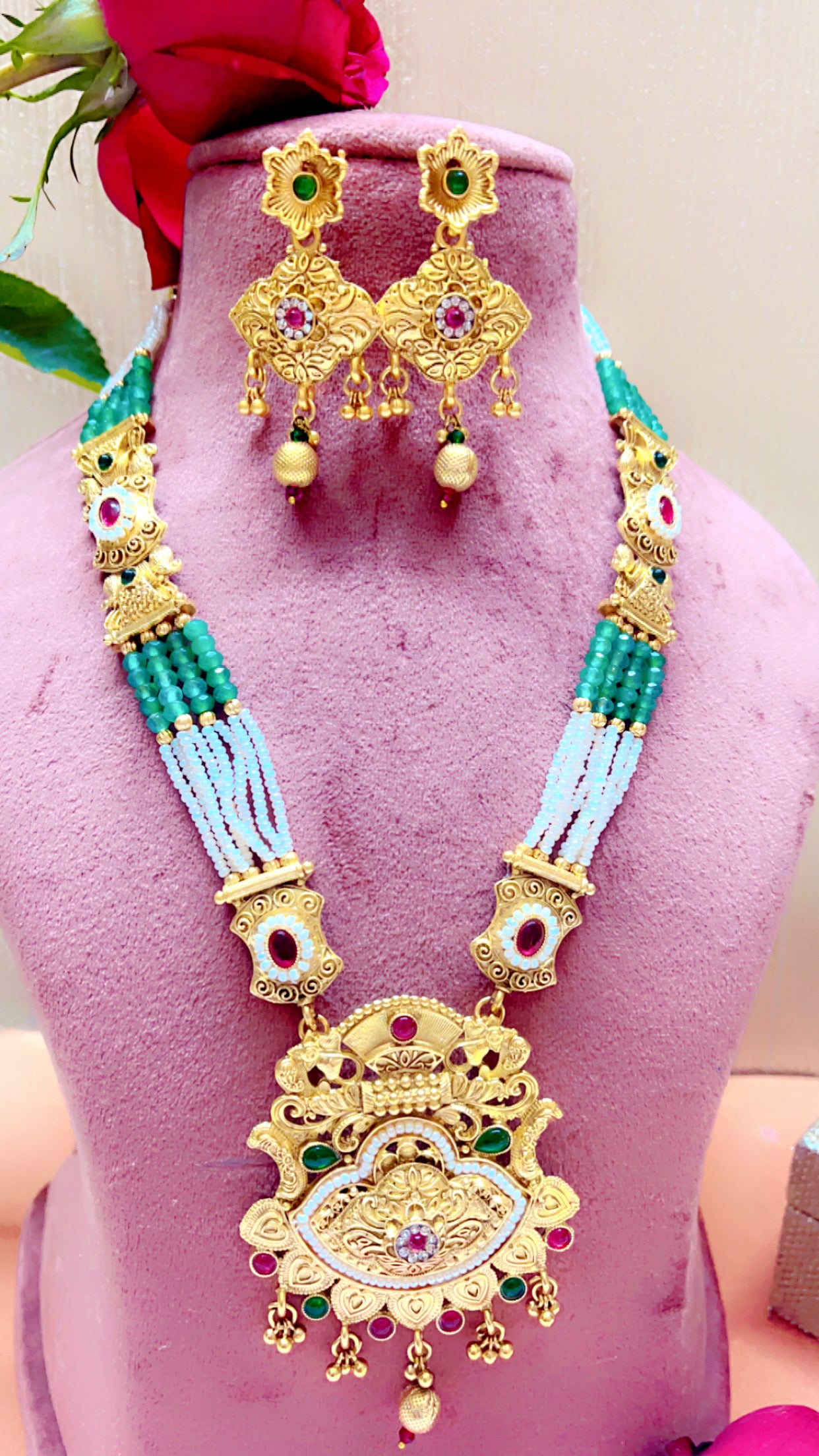 Pearl Sommya Neckpiece Set