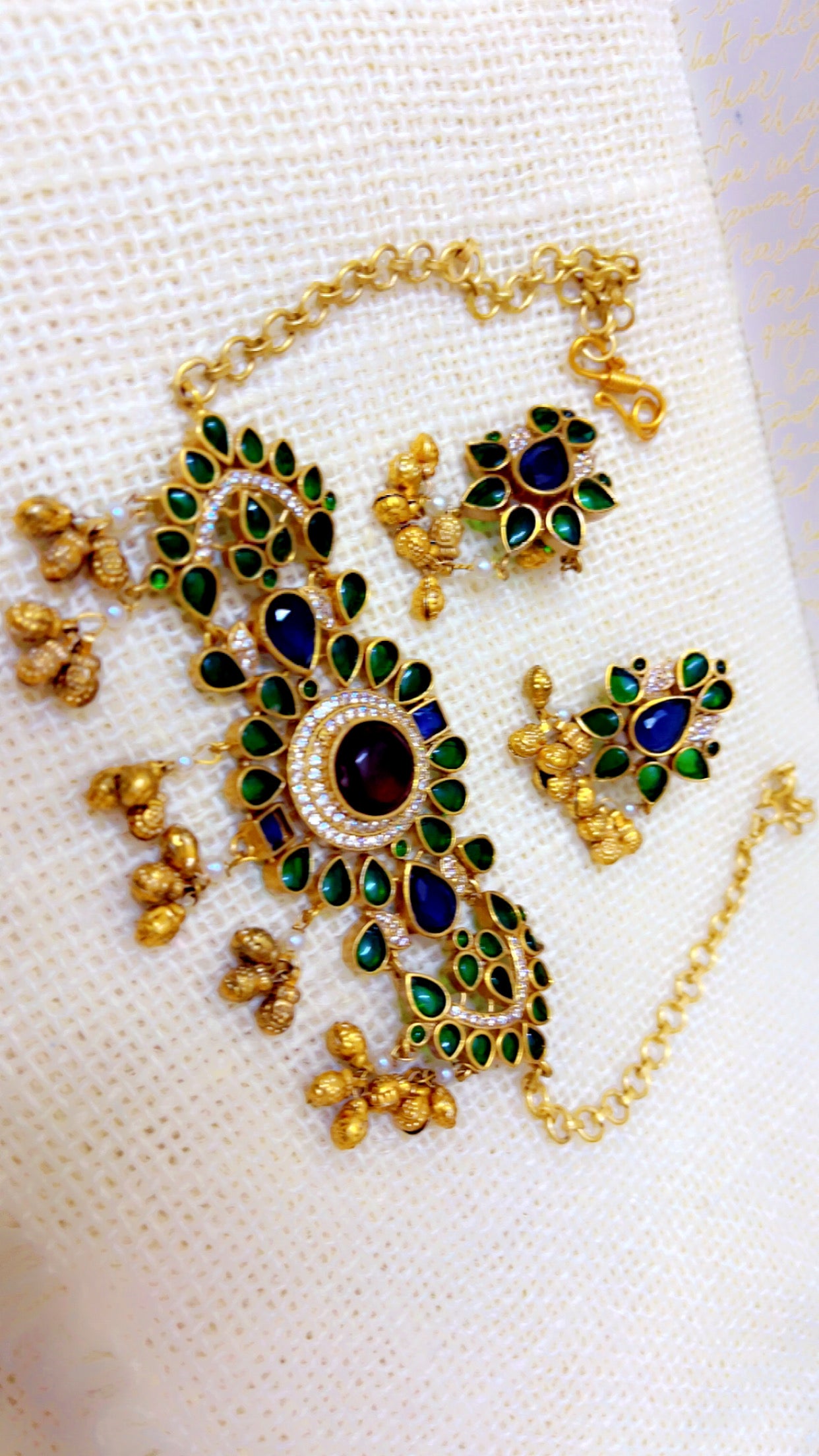 Tuhina Neckpiece Set