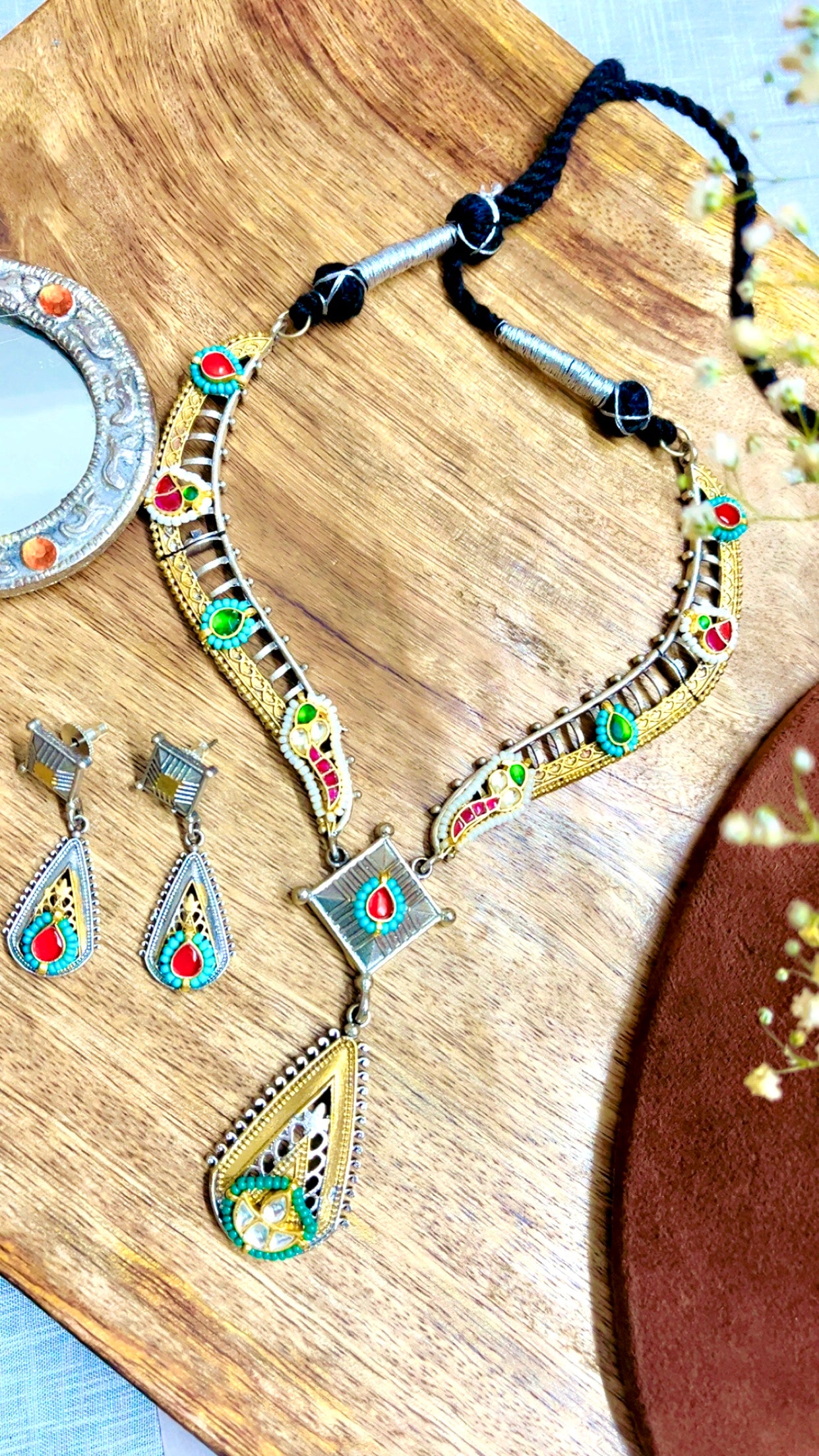 Nisha Silver Neckpiece Set