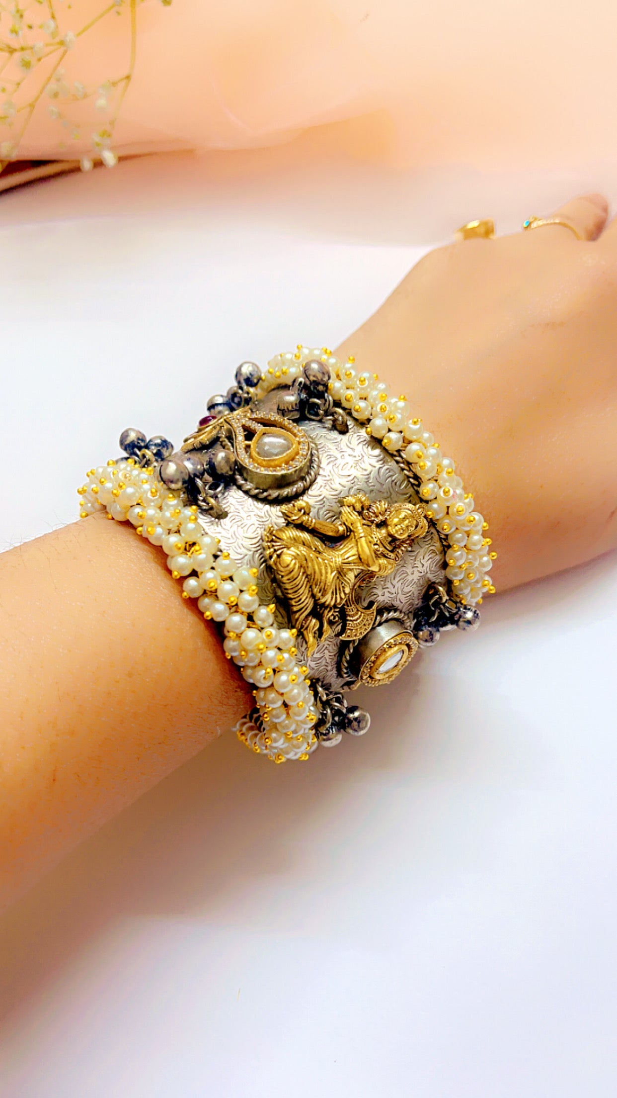 Tamiksha Silver Handcuff