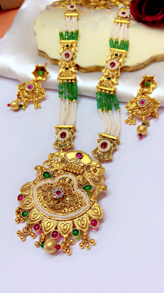 Pearl Sommya  Neckpiece Set